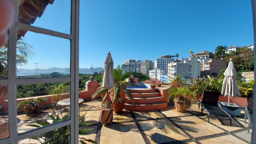 Cobertura do apartamento de Ineke, com vista para a Baía de Guanabara