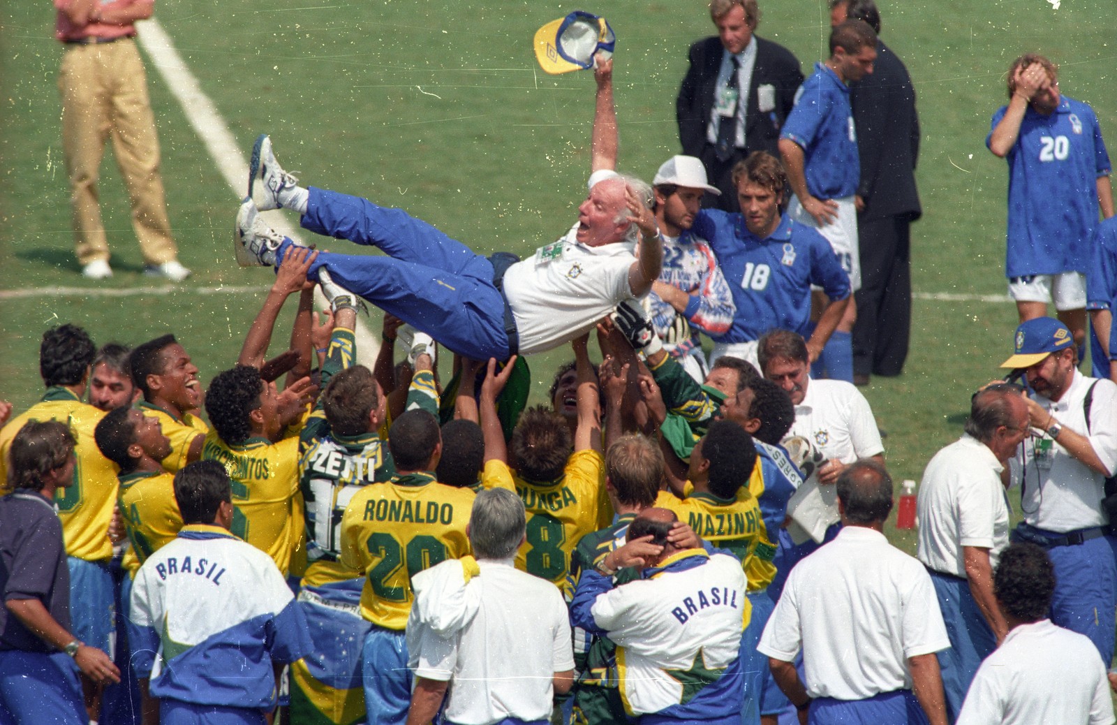 Jogadores comemoram com Zagallo a vitória da Copa de 1994 — Foto: Ivo Gonzalez/Agência O Globo