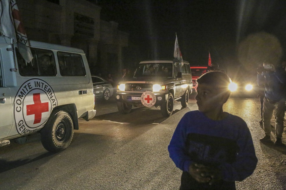 Carros da Cruz Vermelha com reféns israelenses cruzam a passagem de Rafah, saindo de Gaza em direção ao Egito — Foto: Samar Abu Elouf/The New York Time