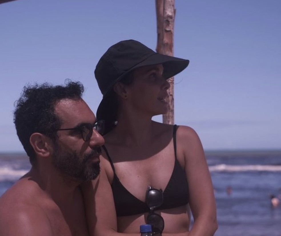 Débora Falabella com o marido em praia da Bahia — Foto: Reprodução/Instagram