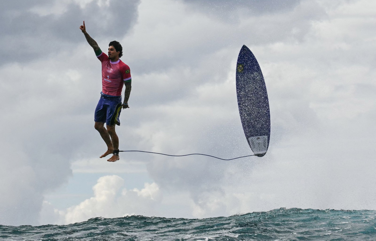 Gabriel Medina em foto histórica e "viral" registrada por Jerome Brouillet — Foto: Jerome BROUILLET / AFP