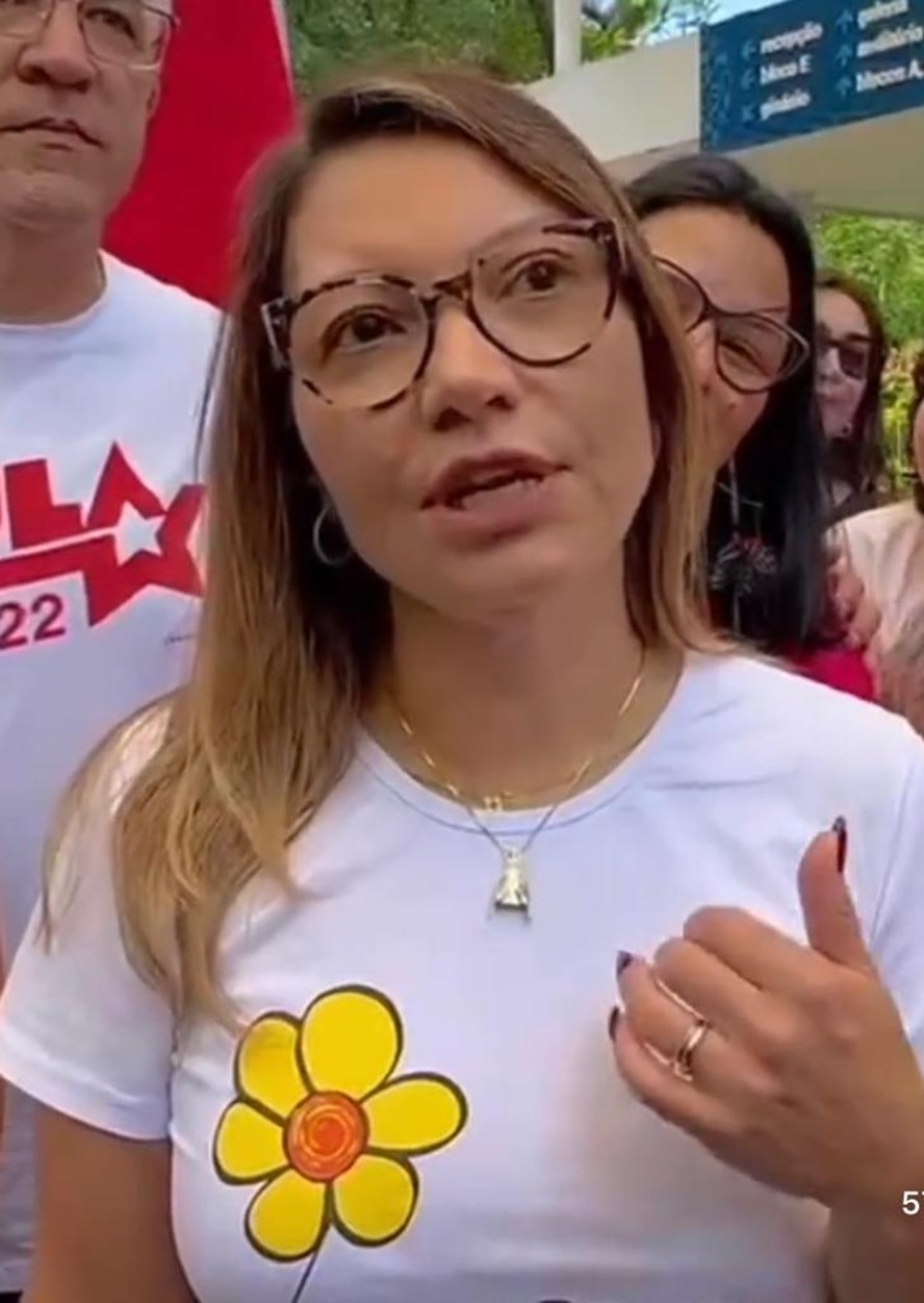 Janja, mulher de Lula veste camisa em homenagem à Campanha Nacional de Mobilização de Combate à Violência Sexual contra Crianças e Adolescentes