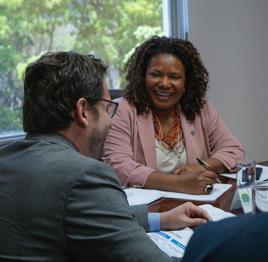 A ministra Magareth Menezes, da Cultura, diante de Alex Braga Muniz, diretor-presidente da Ancine, durante reunião nesta sexta-feira