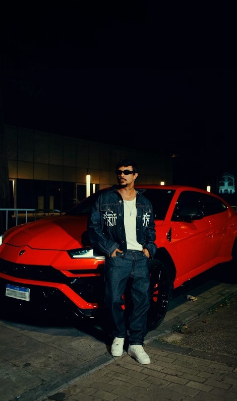 Xamã, que está no ar na novela 'Renascer', é o proprietário de uma Lamborghini Urus vermelha avaliada em R$ 4 milhões— Foto: Reprodução/Instagram