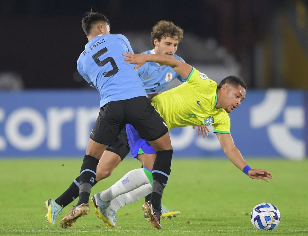 Vitor Roque é marcado de perto por uruguaios no Sul-Americano sub-20 — Foto: DANIEL MUNOZ / AFP