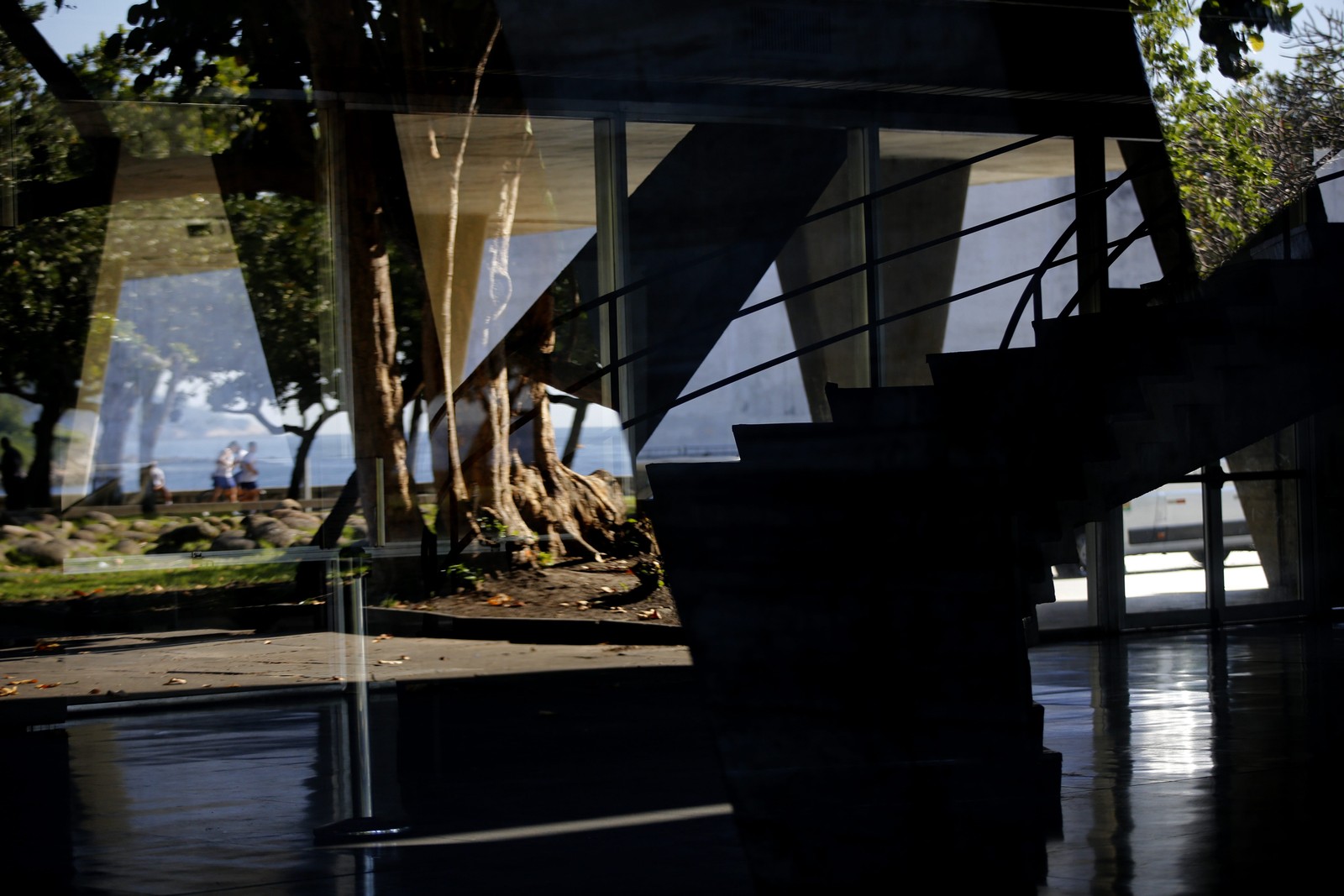 A crueza do cimento é preenchida por jardins projetados por Roberto Burle Marx — Foto: Custodio Coimbra / Agência O Globo