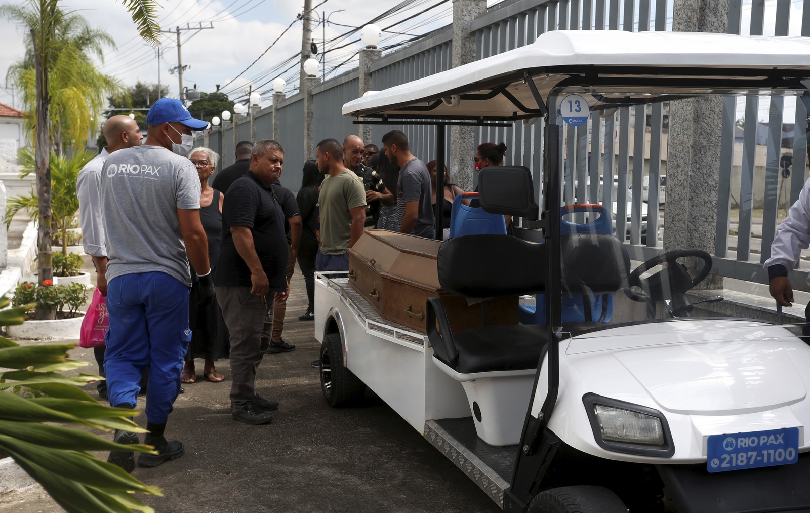 Enterro de Paulo Roberto Braga, de 68 anos, no Cemitério de Campo Grande — Foto: Fabiano Rocha/Agência O Globo