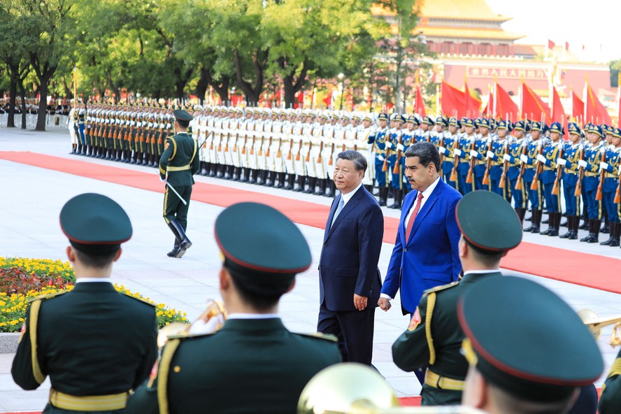Xi e Maduro são saudados por militares em Pequim: analistas veem 'expurgo' do governo nas Forças Armadas