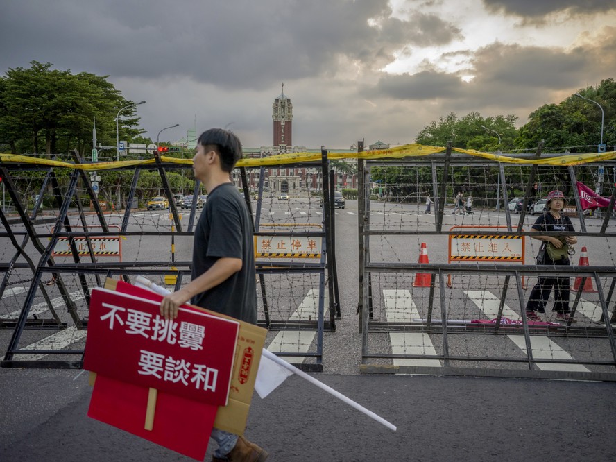 Figurantes de 'Zero Day', durante gravação em frente ao palácio presidencial de Taiwan