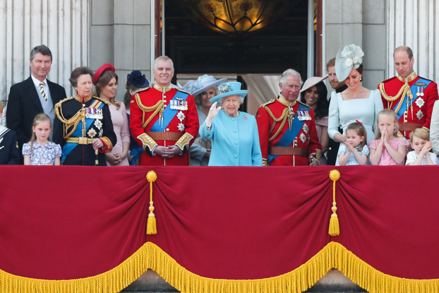Rainha Elizabeth II e integrantes da família real na sacada do Palácio de Buckingham.