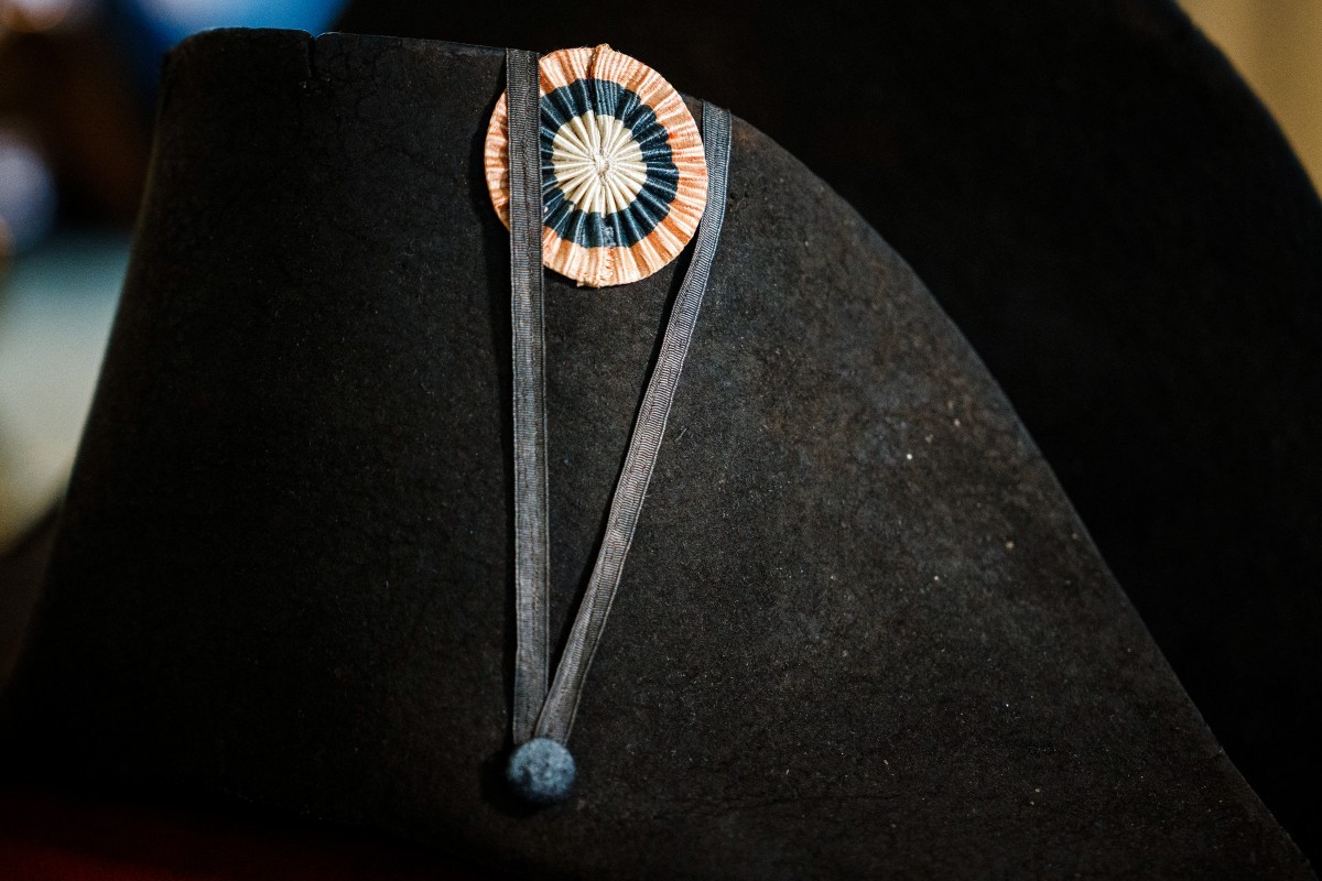 Chapéu foi vendido por R$ 10 milhões, na França; segundo especialistas, Napoleão usou quase 120 chapéus em um período de 15 anos, o que explica porque as peças aparecem com certa frequência em leilões — Foto: AFP