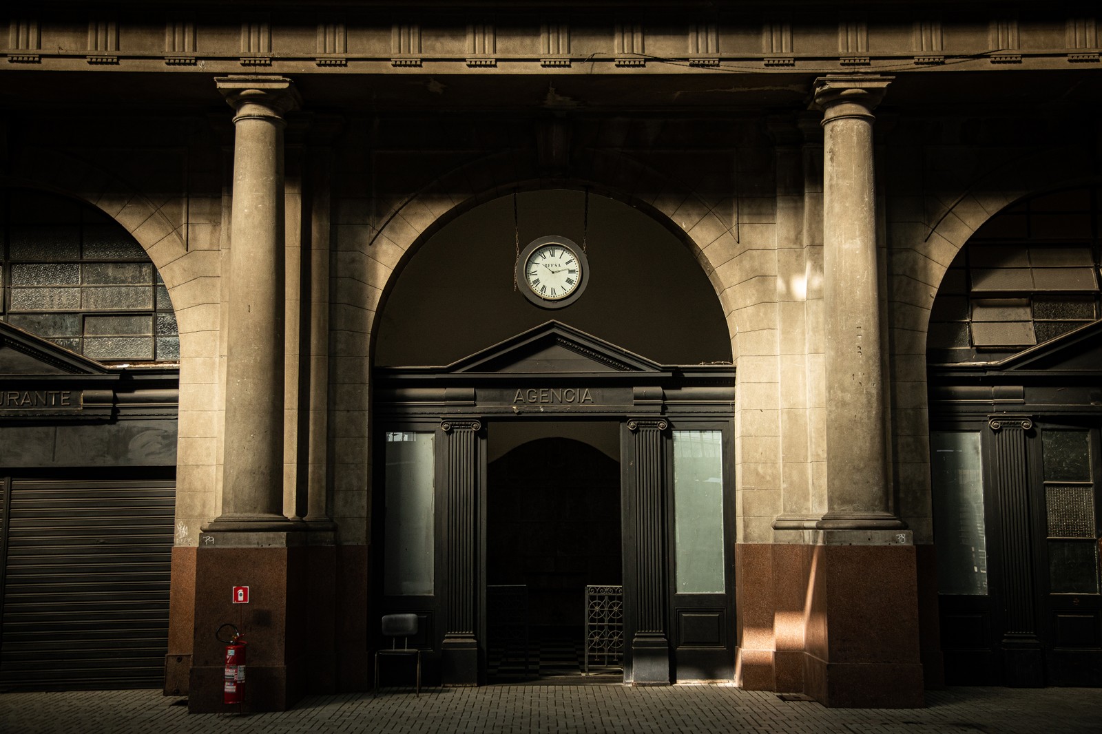 Tombado como patrimônio, o prédio da Estação Leopoldina , inaugurado em 1926, é objeto de uma civil pública movida pelo Ministério Público Federal  — Foto: Hermes de Paula / Agência O Globo