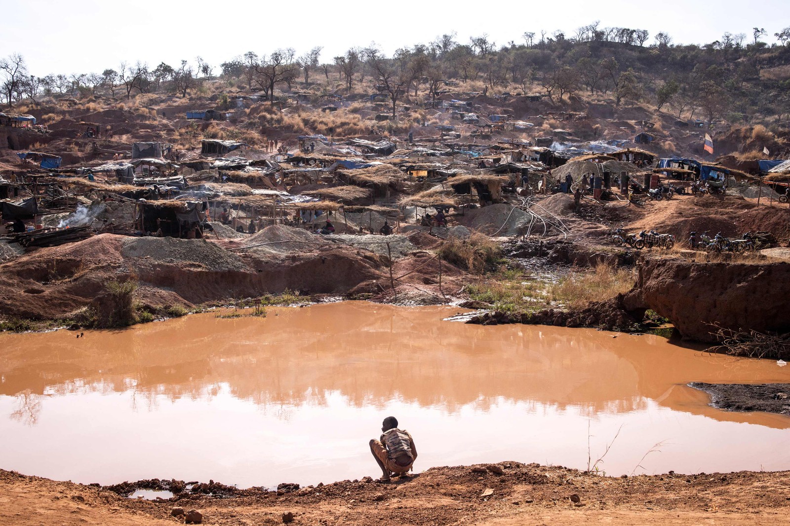 Garimpeiro artesanal busca ouro na mina de ouro de Karakaene, no Senegal — Foto: JOHN WESSELS/AFP