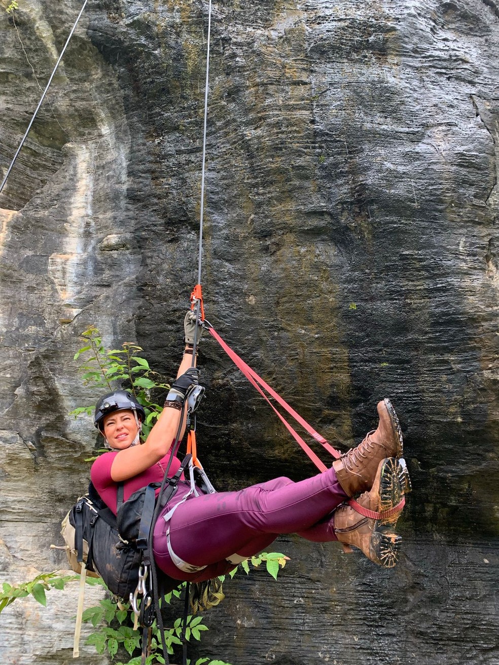 Paolla Oliveira faz rapel na Serra do Cipó, Minas Gerais — Foto: Matheus Malafaia