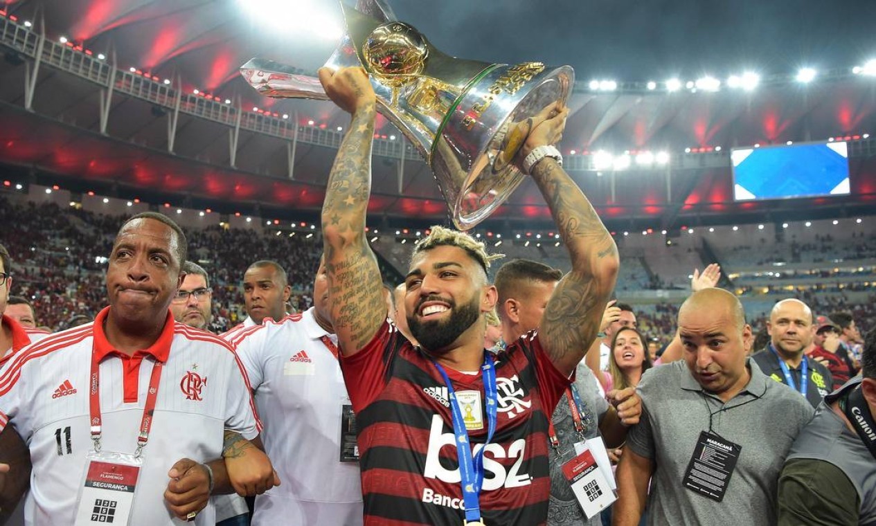 1º - FLAMENGO (2019) - Gabigol ergue a taça em fim de ano histórico sob o comando de Jorge Jesus.  — Foto: CARL DE SOUZA / AFP