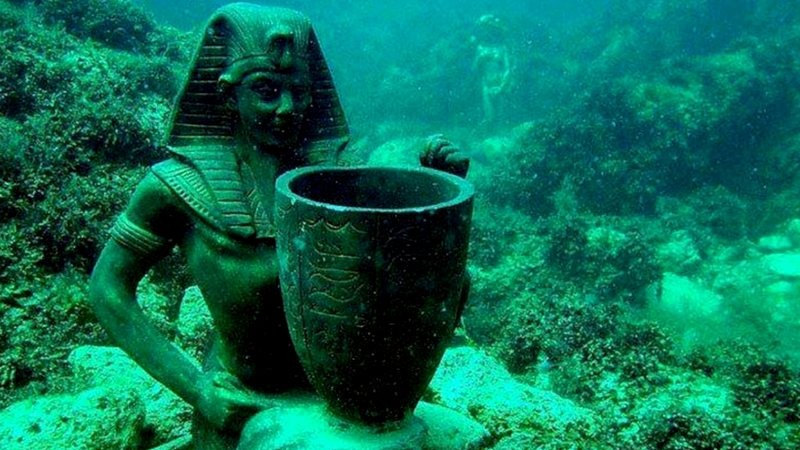 Arqueólogos ainda encontraram os restos de um enorme templo, construído em homenagem ao deus Amon-Gereb — Foto: Franck Goddio