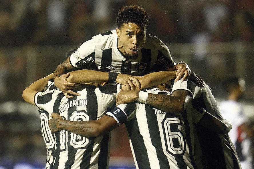 Savarino, Gregore e Tchê Tchê festejam o gol do Botafogo sobre o Vitória