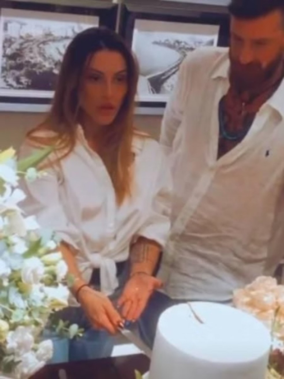 Cleo celebrou o casamento com Leandro D’Lucca na casa da mãe — Foto: Reprodução Instagram