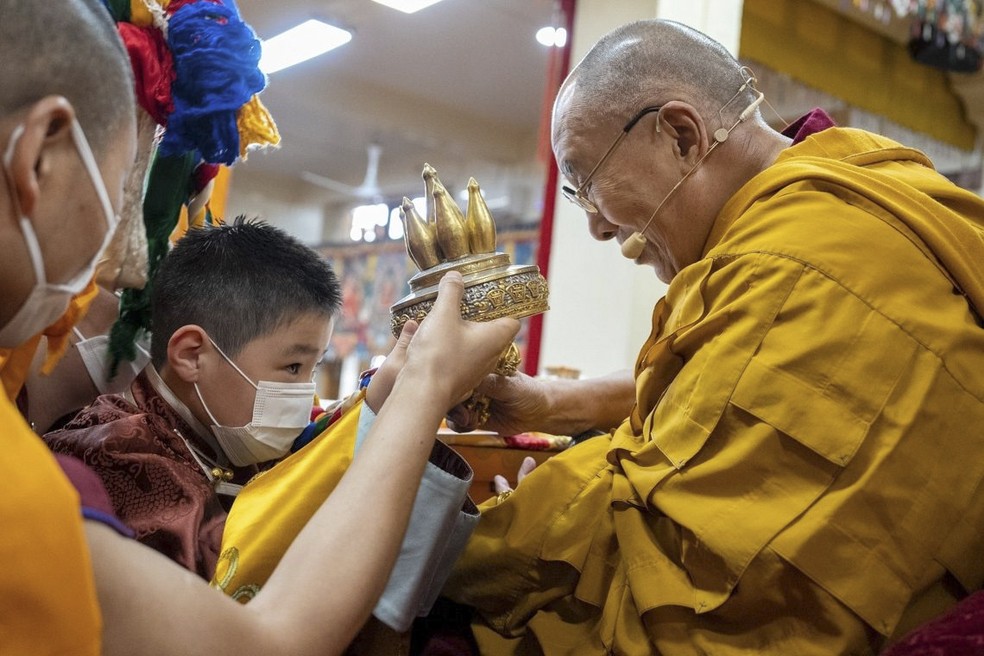 A. Altannar foi apresentado ao budismo tibetano como novo Bogd pelo Dalai Lama — Foto: The Dalai Lama's office via The New York Times