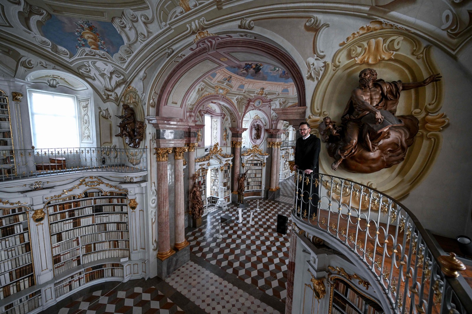 A Abadia de Admont, na Áustria, tem quase 950 anos, mas o hall central de sua biblioteca foi inaugurado apenas em 1776 — Foto: Joe Klamar / AFP