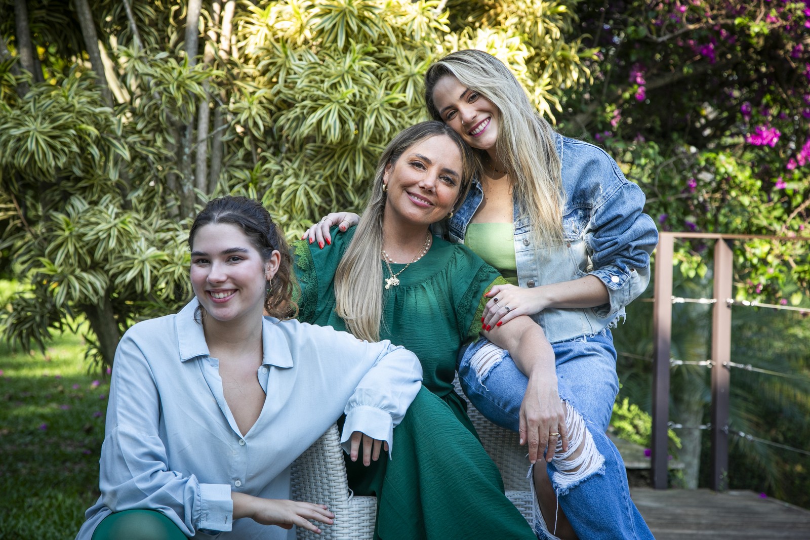 Heloisa Périssé com as filhas, Tomtom e Luisa, em casa no Rio de Janeiro — Foto: Guito Moreto