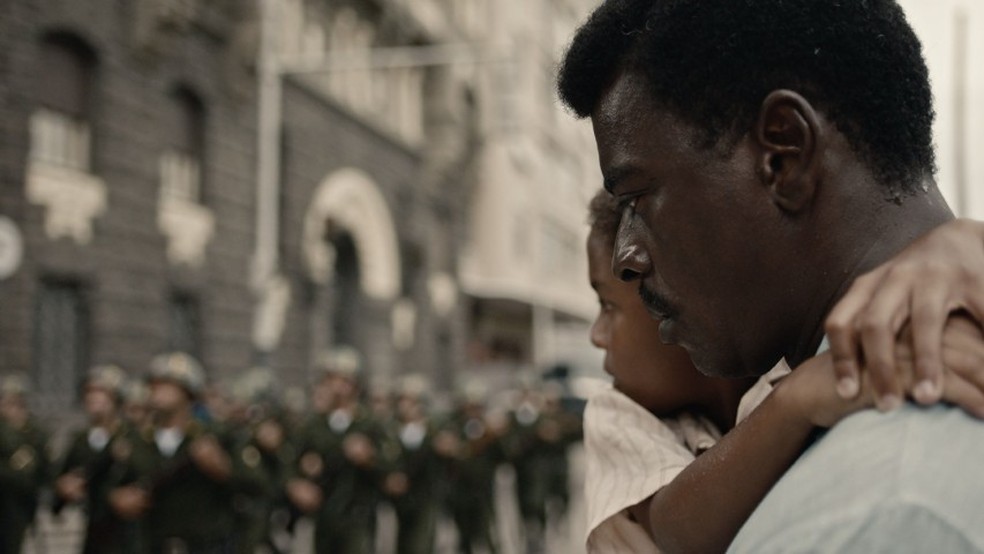  Seu Jorge em cena do filme "Marighella", de Wagner Moura Agência O Globo — Foto:         