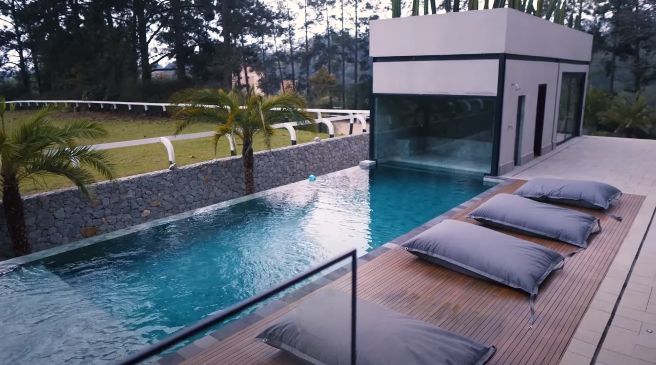 Detalhe da piscina da mansão de Boca Rosa — Foto: Reprodução/YouTube