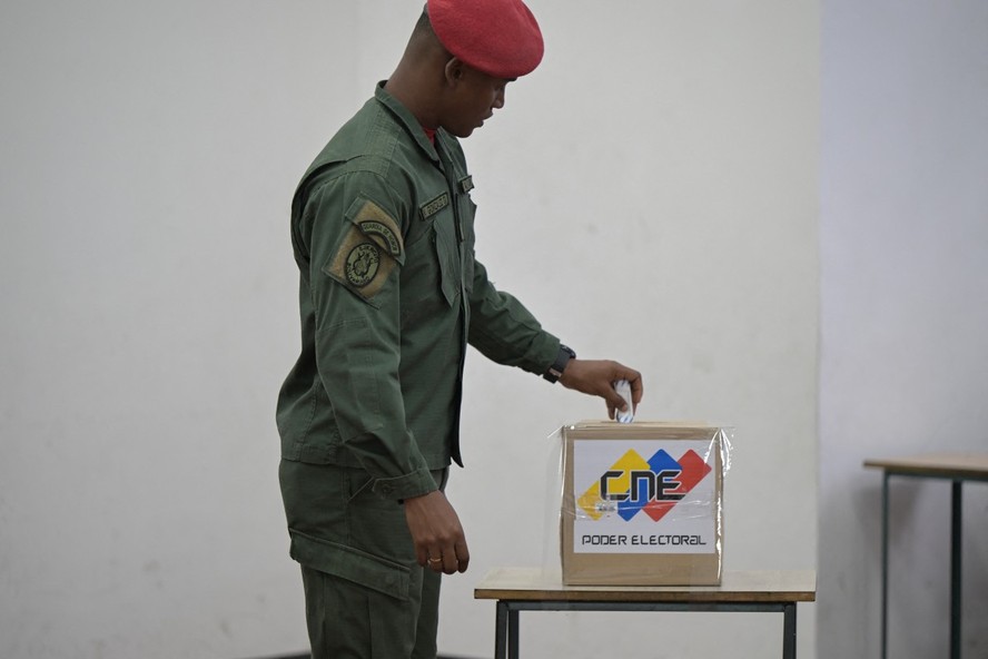 Um membro da Força Armada Nacional Bolivariana (FANB) deposita seu voto em uma seção eleitoral durante a eleição presidencial venezuelana, em Caracas, em 28 de julho de 2024