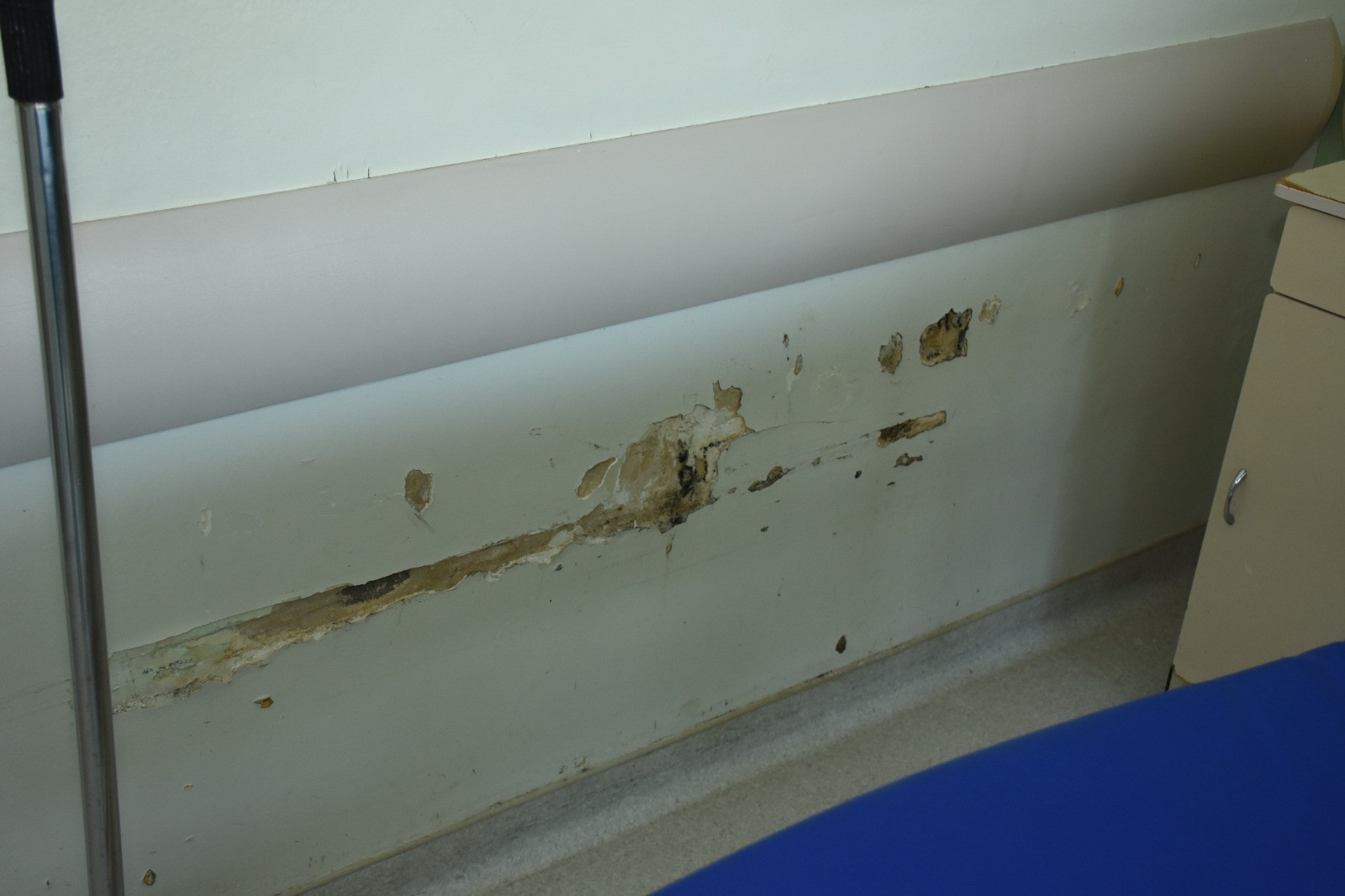 Parte interna da parede de enfermaria no 7° andar no Hospital Federal da Lagoa — Foto: Reprodução relatório