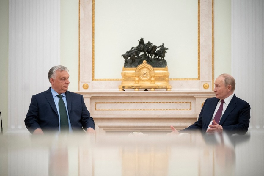 Foto tirada e divulgada pelo Gabinete do Primeiro Ministro húngaro mostra o primeiro-ministro húngaro, Viktor Orban, e o presidente russo, Vladimir Putin