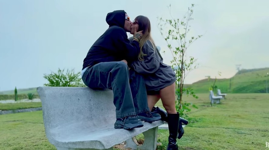 Filipe Ret e Agatha Sá em parte do clipe da música 'Nós Combina'