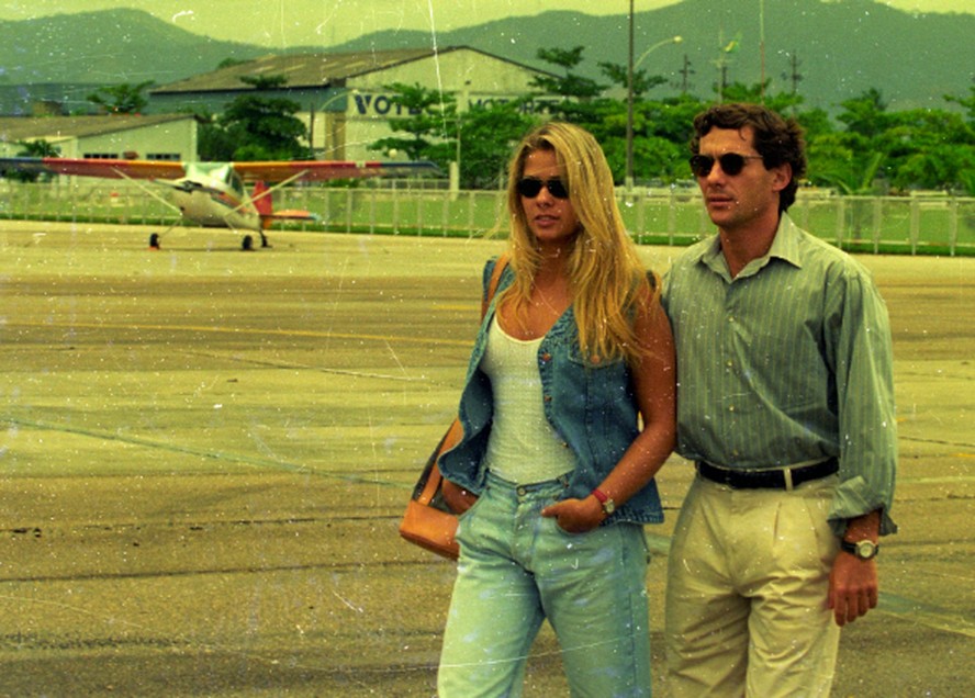 Adriane Galisteu e Ayrton Senna no Aeroporto de Jacarepaguá, em dezembro de 1993