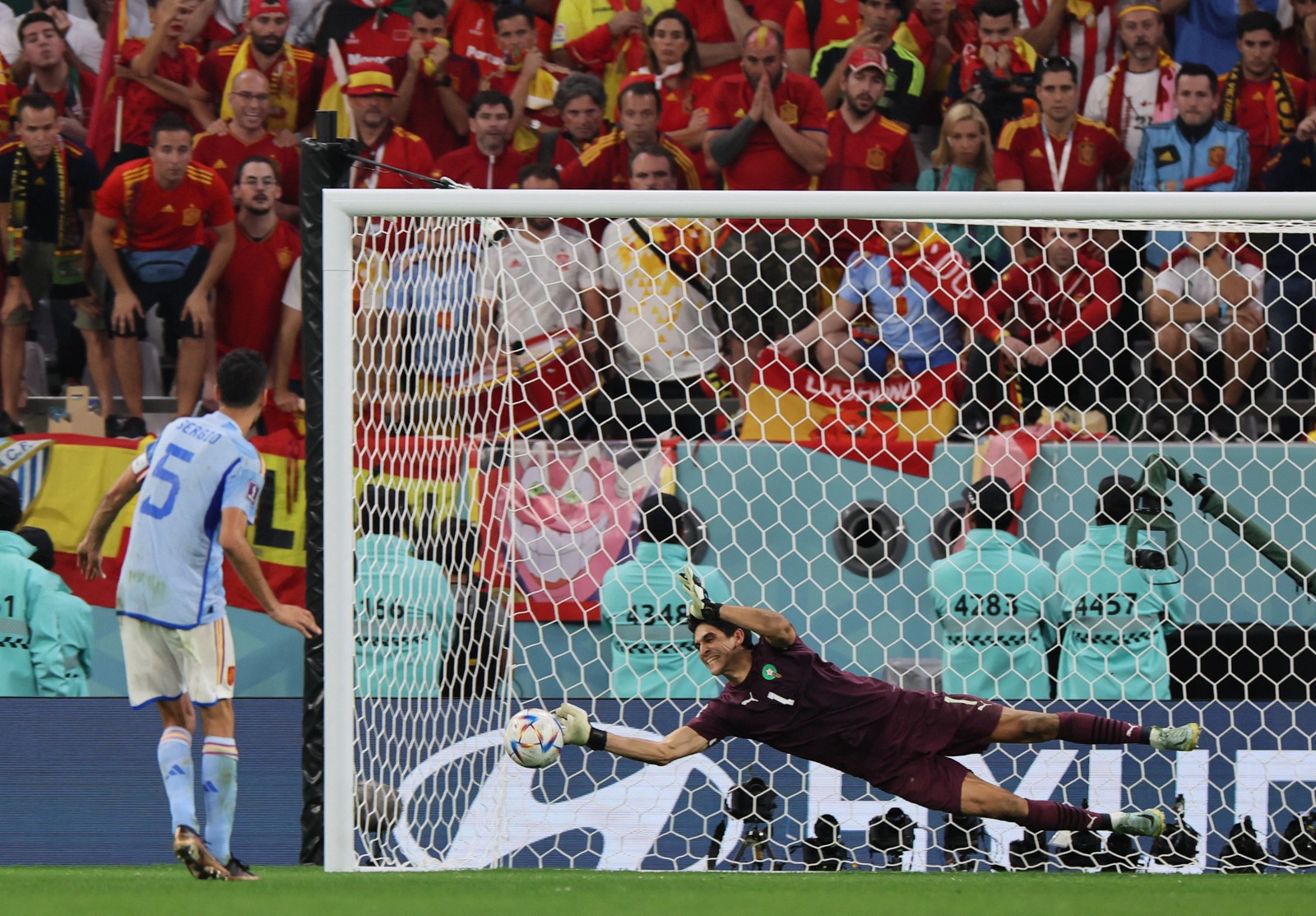 Bono defende cobrança de Sergio Busquets, e chega às quartas sem tomar gol – nem na disputa de pênltis — Foto: KARIM JAAFAR/AFP