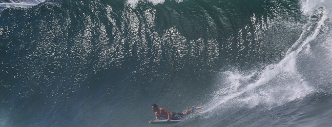 Os surfistas monitoram a chegada do swell (sequência de ondas grandes que chegam até a costa) por sites de previsões marítimas e já se preparam para pegar as ondas — Foto: Divulgação