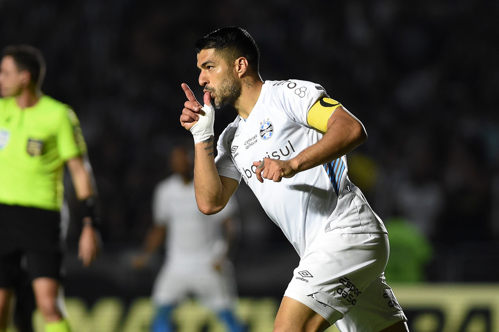 O jogador Luis Suárez, do Grêmio, fez os gols da virada do tricolor gaúcho — Foto: Vitor Silva/Botafogo