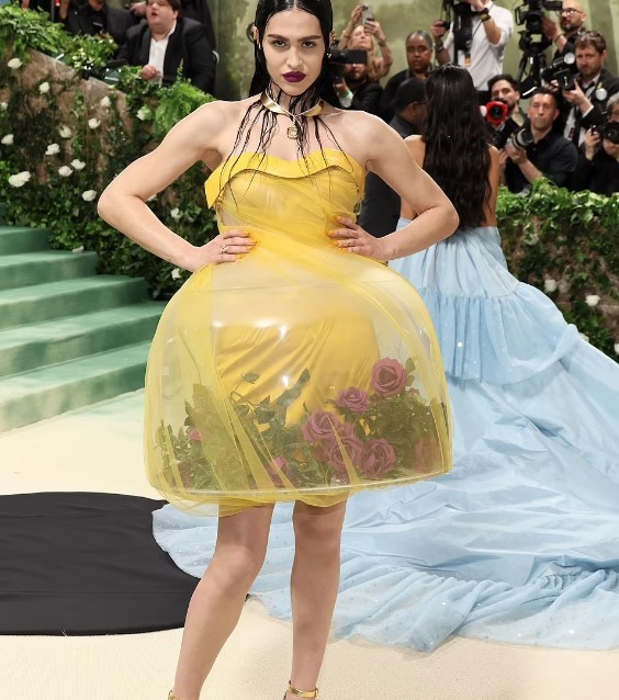 Amelia Gray Hamlin investiu em vestido com flores dentro para o MET Gala 2024 — Foto: Getty Images