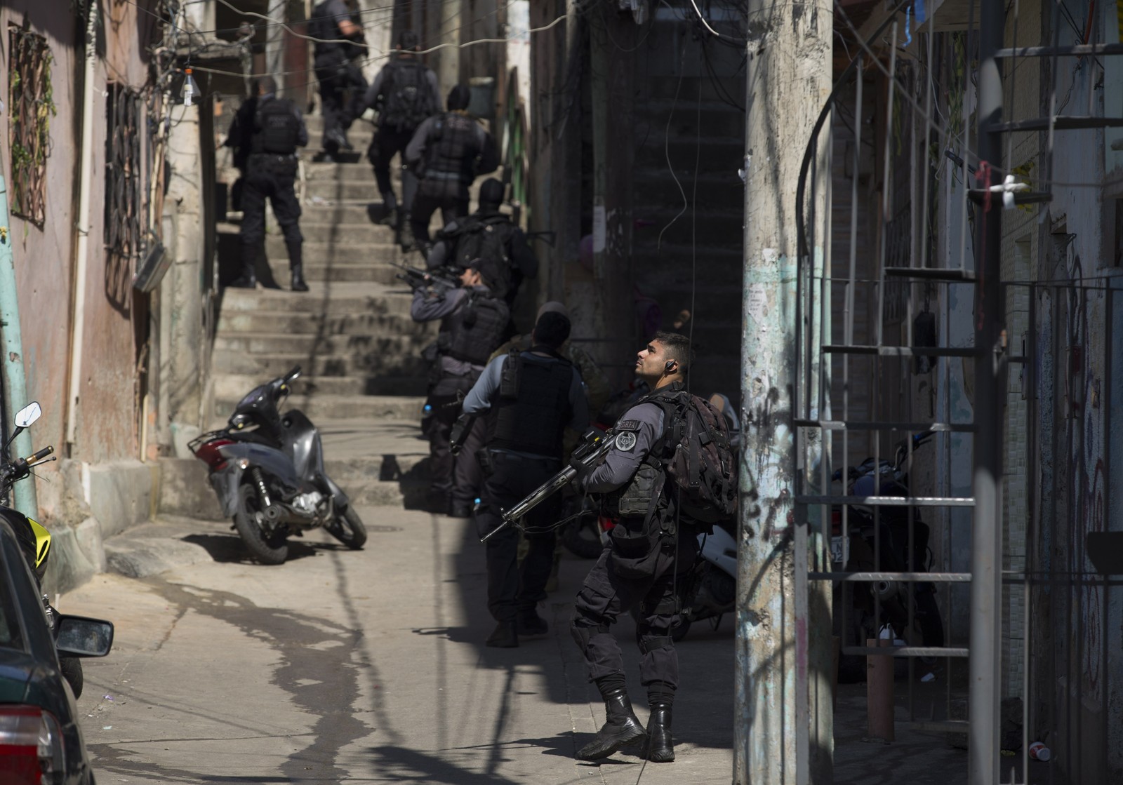 Operação das forças de segurança nos complexos da Penha e do Alemão. Cinco pessoas foram mortas durante a ação — Foto: Marcia Foletto / Agência O Globo