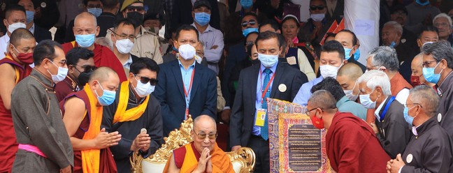 O líder espiritual tibetano Dalai Lama gesticula como reverenciado pelo prêmio "Ladakh dPal rNgam Dusdon 2022"  — Foto: Mohd Arhaan ARCHER/AFP