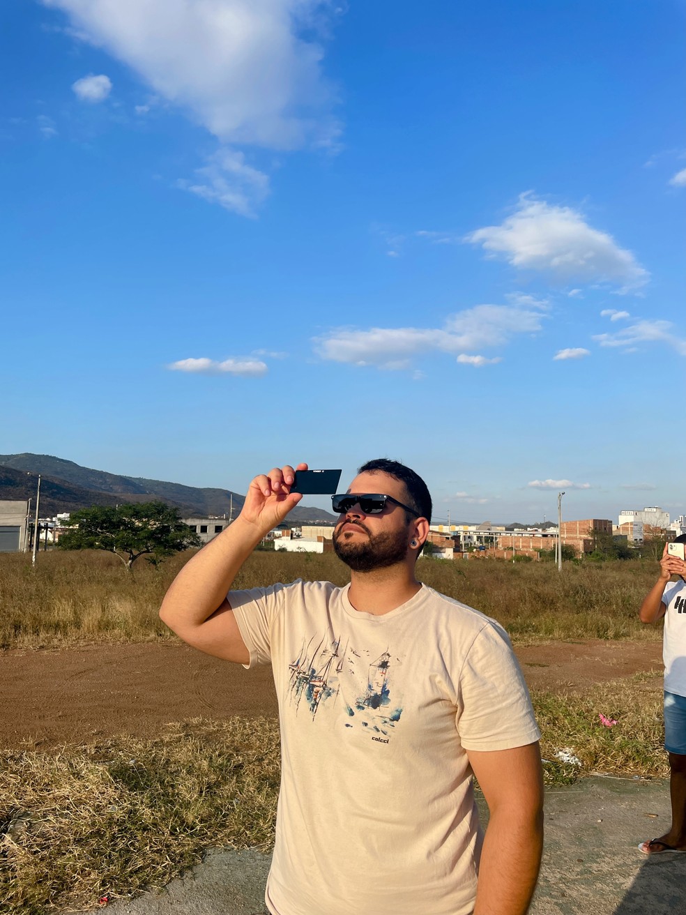 Rodrigo Moura, de 30 anos, reuniu os amigos em Toritama (PE) para ver o eclipse — Foto: Arquivo pessoal