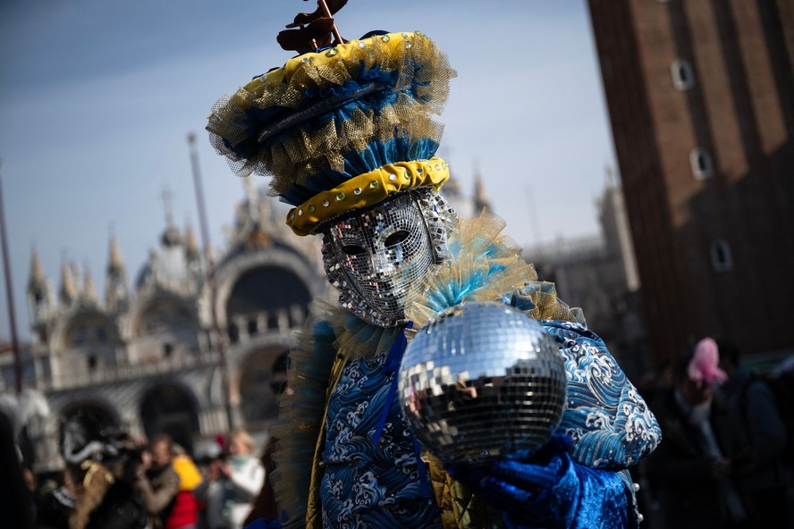 Folião com a típica fantasia no carnaval de Veneza, na Itália