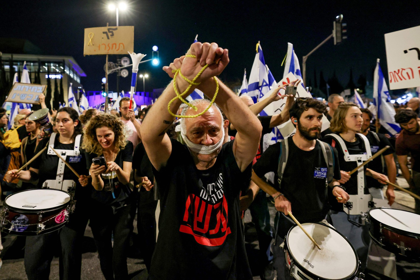 Manifestantes gritam palavras de ordem durante um protesto contra o governo israelense — Foto: AHMAD GHARABLI / AFP