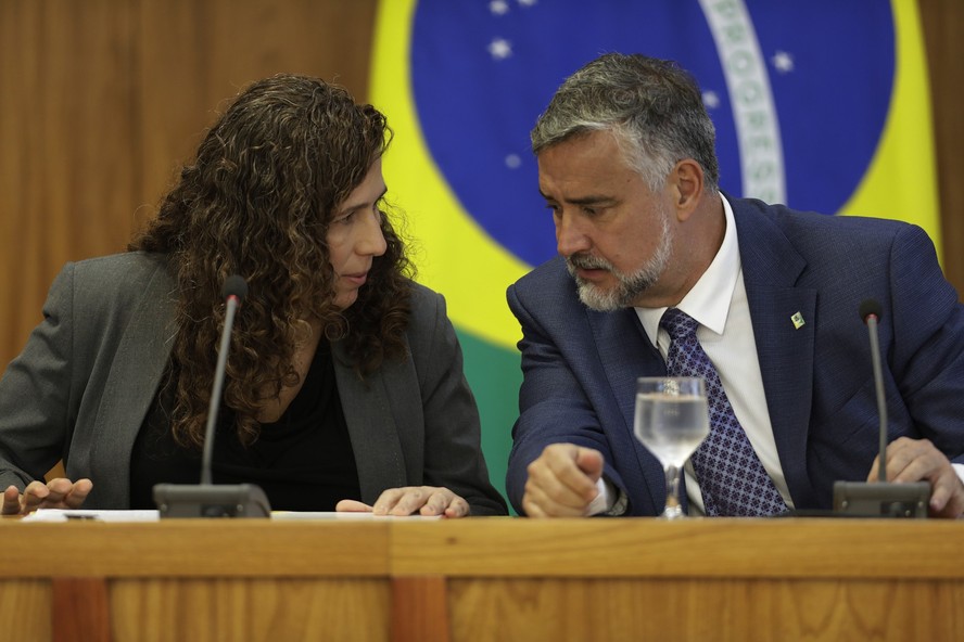 Os ministros Esther Dweck (Gestão e Inovação) e Paulo Pimenta (Secretaria de Comunicação) no Palácio do Planalto