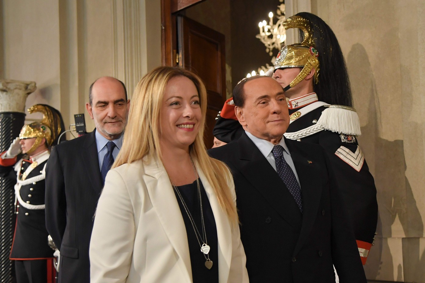 Giorgia Meloni, líder do Irmãos de Itália, ao lado do ex-premier Silvio Berlusconi — Foto: TIZIANA FABI/AFP