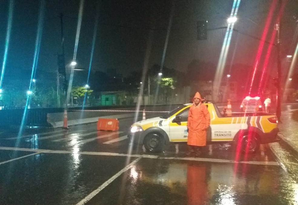 Avenida Tereza Cristina, na Região Oeste da capital, foi interditada por agentes de trânsito — Foto: Ricardo Bibiano/BHTrans/Divulgação — Foto: Ricardo Bibiano/BHTrans/Divulgação