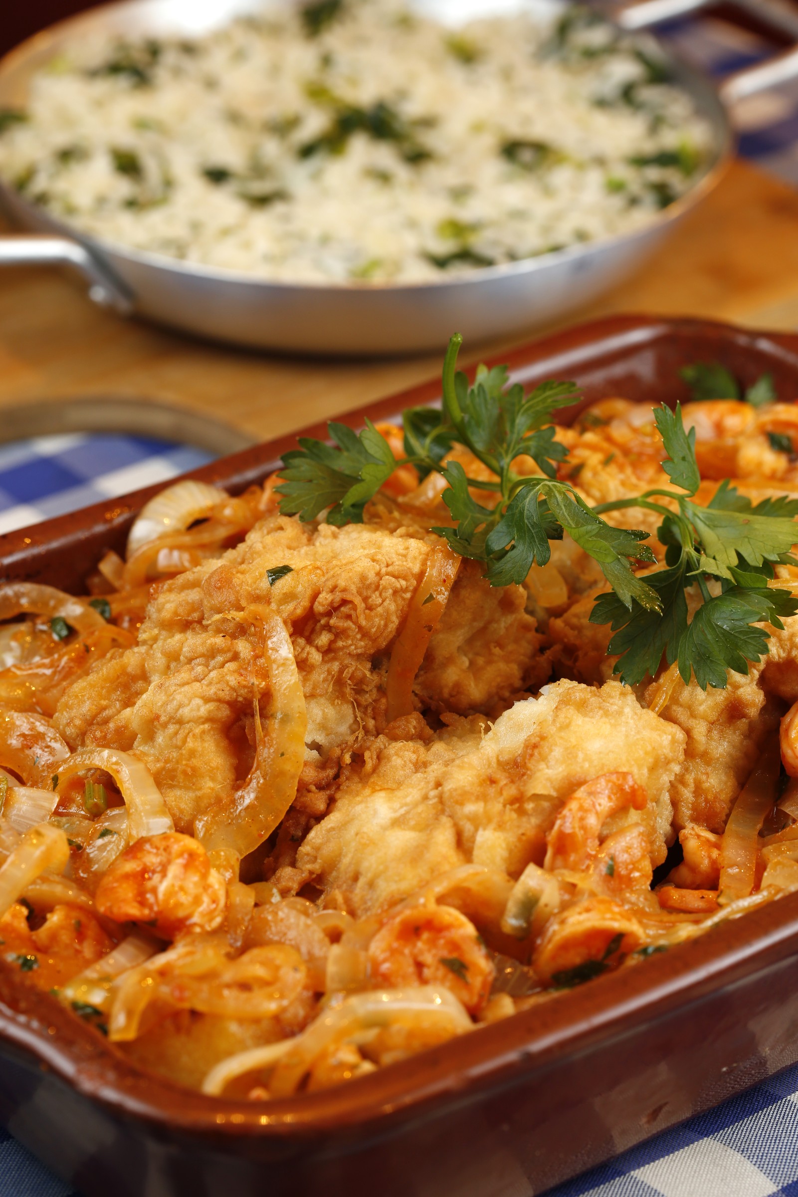 Tasca Carvalho: bacalhau em postas à dorê com batatas coradas, cebolada de camarões e arroz de brócolis (R$ 199,90), para dois — Foto: Fábio Rossi/Divulgação