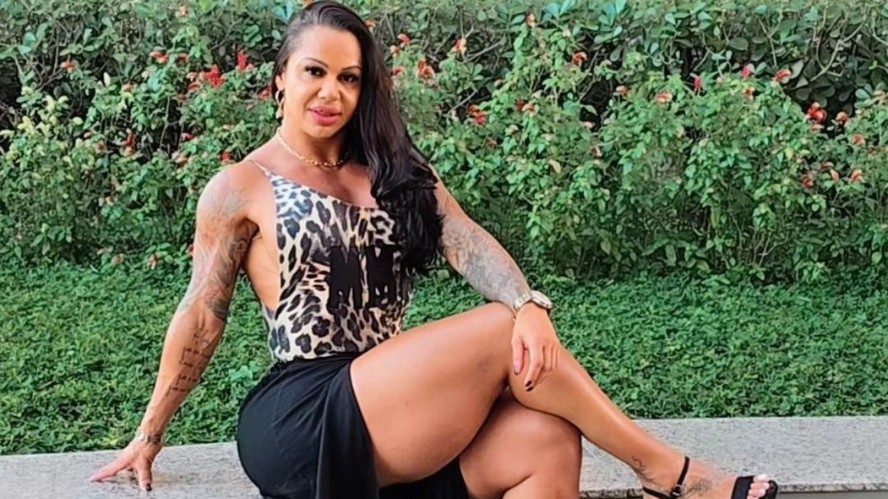 Conhecida por ter o bumbum de 126 cm, DJ Vanessa Ataídes falou sobre cirurgia íntima