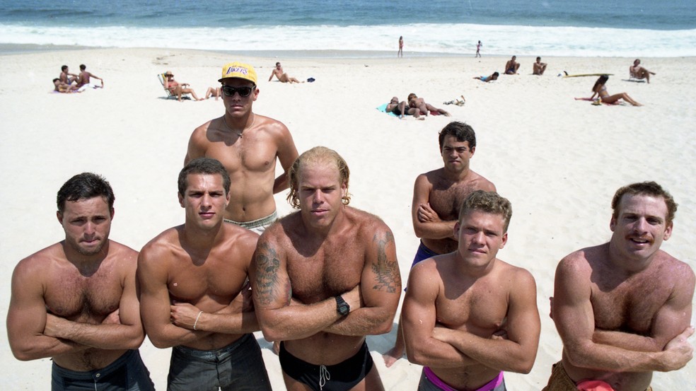 Lutadores da Praia do Leblon que formaram grupo para combater arrastões em 1992 — Foto: Márcia Foletto/Agência O GLOBO