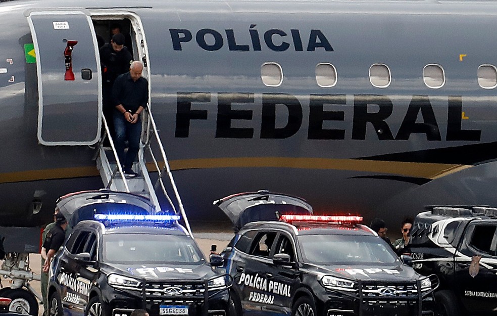 Domingos Brazão desembarca do avião da PF em Brasília — Foto: Cristiano Mariz