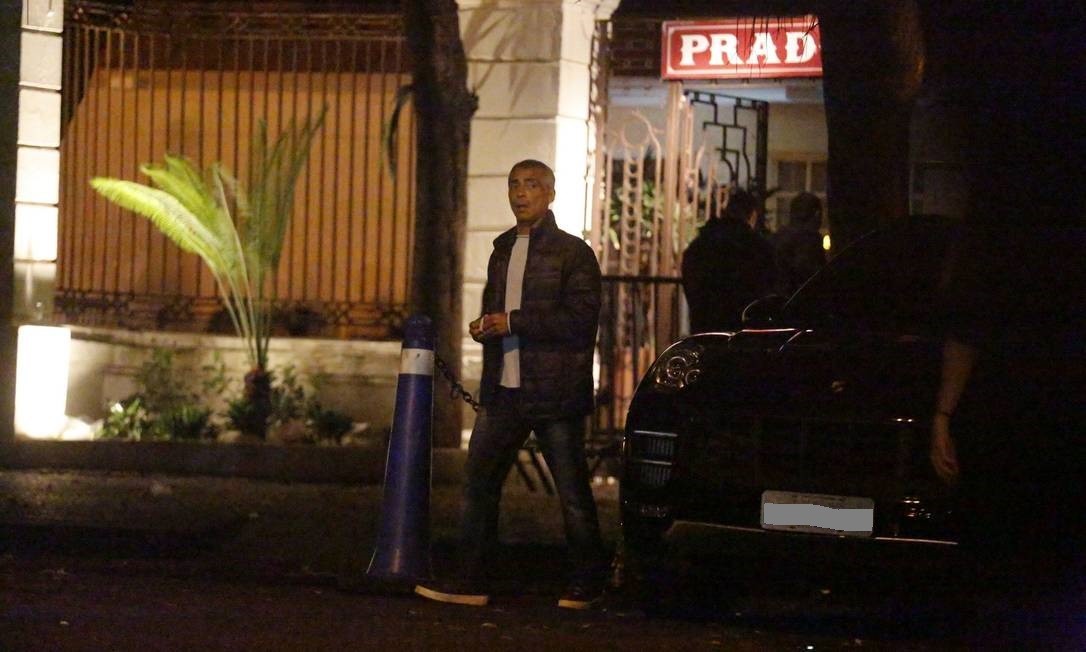 Romário ao lado de carro que tinha registro em nome da irmã  — Foto: Infoglobo 