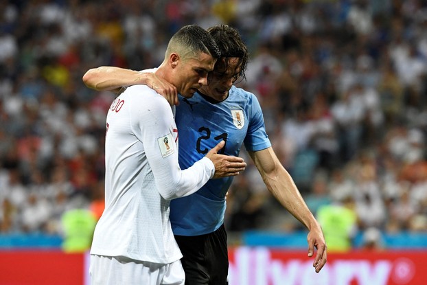 Em 2018, Cristiano Ronaldo deu suporte a Cavani depois que o uruguaio sentiu dores na panturrilha